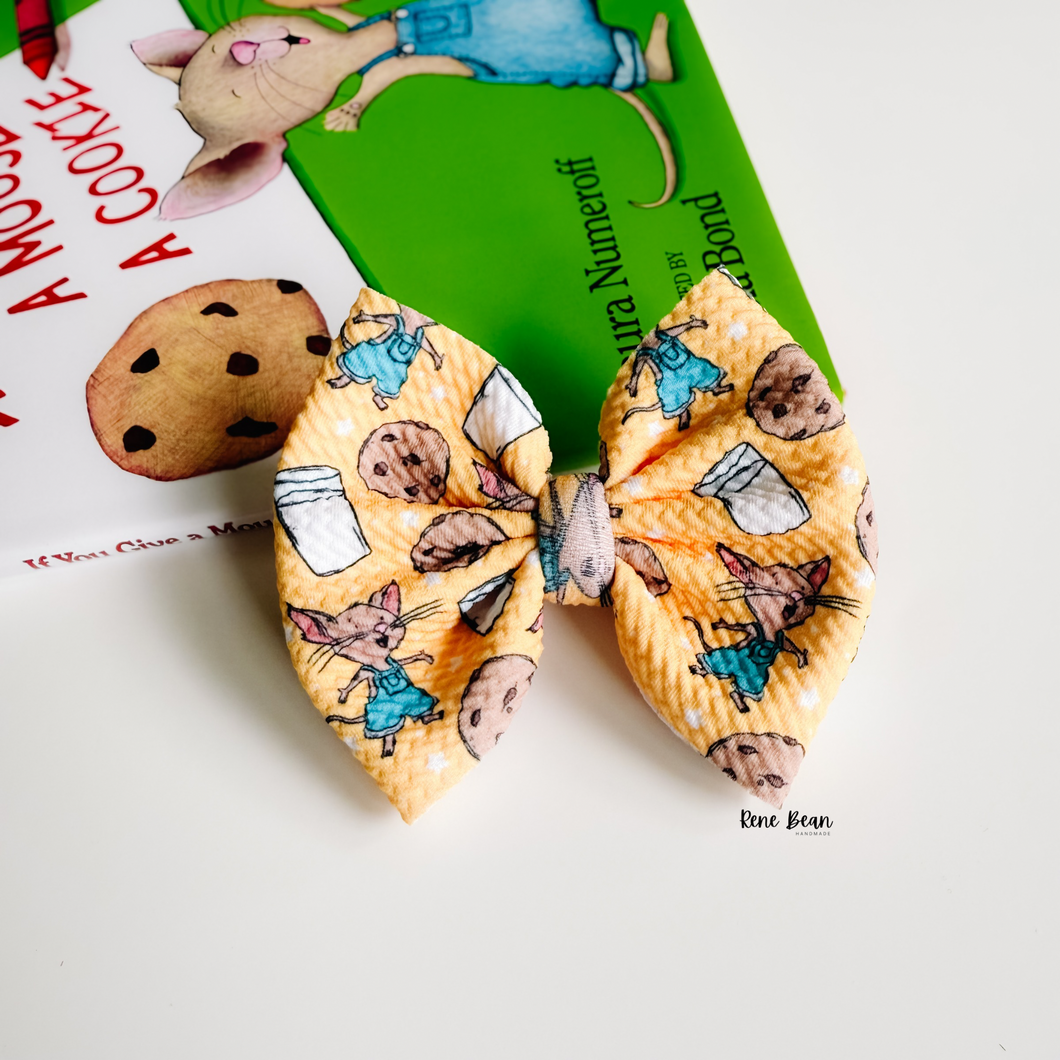 mouse with a cookie